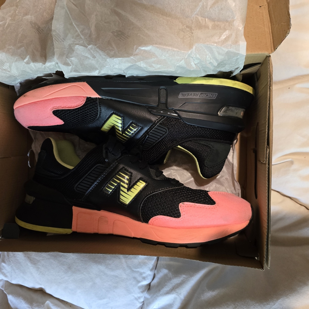 New Balance Men's Athletic Shoes - Black and Pink